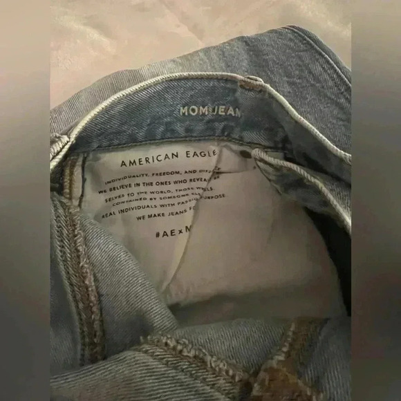 American Eagle Size 8R Ripped Light Wash Mom Jeans - Picture 3 of 5